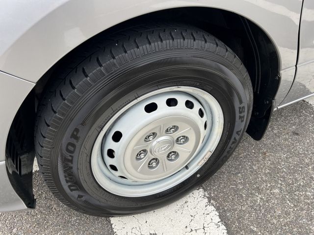 【特價x六期小改款】低里程 內外保持有水準 無待修 LED日行燈 原廠電視影音 升級雙前座扶手 商用自用皆宜 CP值超高  第19張相片