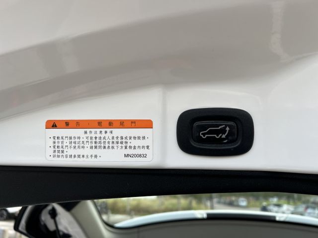 【原版件x認證車】僅跑3萬多 原廠保固中 頂規+大滿配 iKEY 電尾門 盲點 定速+方控 全新安卓機+行車紀錄+倒車  第16張相片