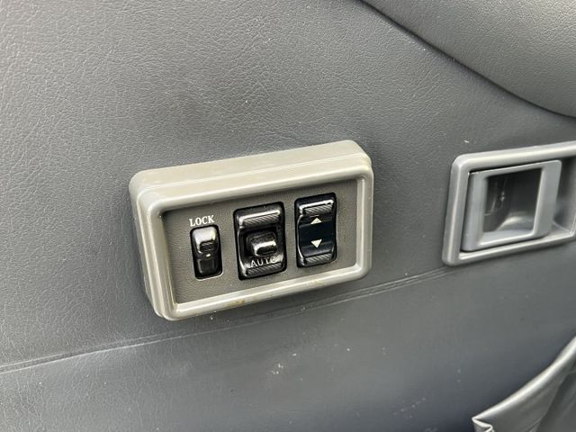 【商用神車x認證車】車況正常 冷氣冷 8人座手排 行車順好入擋 內外乾淨 全新隔熱紙 首次賞車下訂交車前再送您大保養!!  第15張相片