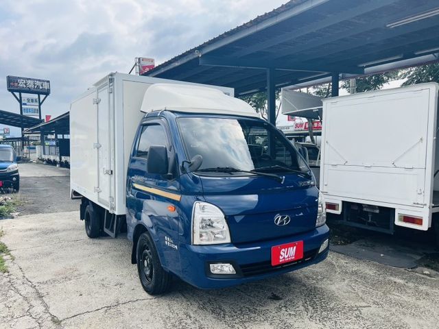 正2021年 小霸王箱式 車箱內附綁帶架  自排 皮椅 前後行車紀錄器 僅跑8萬公里  第1張相片
