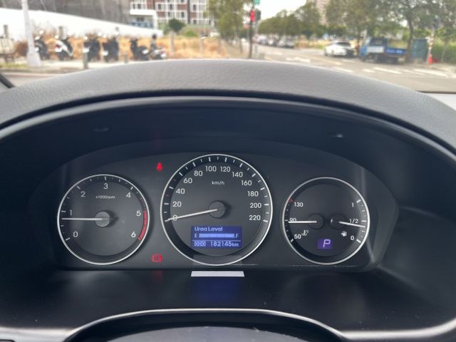 【原版件x認證車】里程保證 6期小改款 8人座大空間 妥善率最好的大車 定速 升級鋁圈 全新安卓機+無線CarPlay  第15張相片