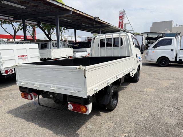 正2020年 大單廂自排貨車室內空間大 載人載貨都方便....僅跑7萬多公里.  第8張相片