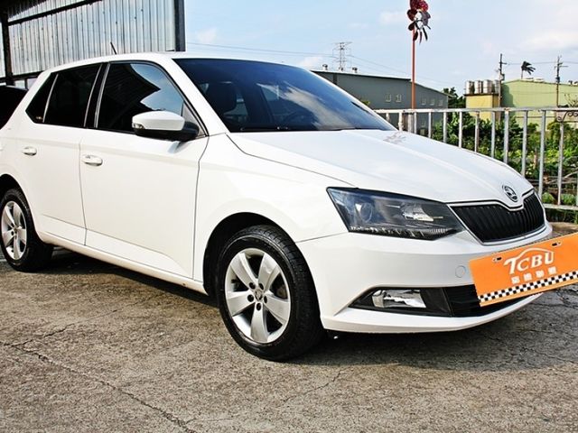 時尚小車1.2渦輪好開有力 省税金一年8仟 一手女用少跑如新 便宜出售 I-Key 影音系統 鋁圈   內外氣氛超美 全車檢查整備完成無漏油待修???? 全額貸款低利分期輕鬆入主 SAVE認證美車 車況超優  歡迎來店賞車試乘  第3張相片
