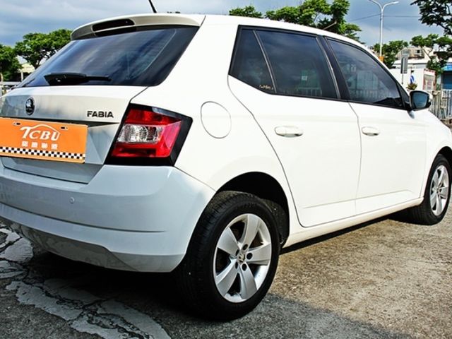 時尚小車1.2渦輪好開有力 省税金一年8仟 一手女用少跑如新 便宜出售 I-Key 影音系統 鋁圈   內外氣氛超美 全車檢查整備完成無漏油待修???? 全額貸款低利分期輕鬆入主 SAVE認證美車 車況超優  歡迎來店賞車試乘  第22張相片
