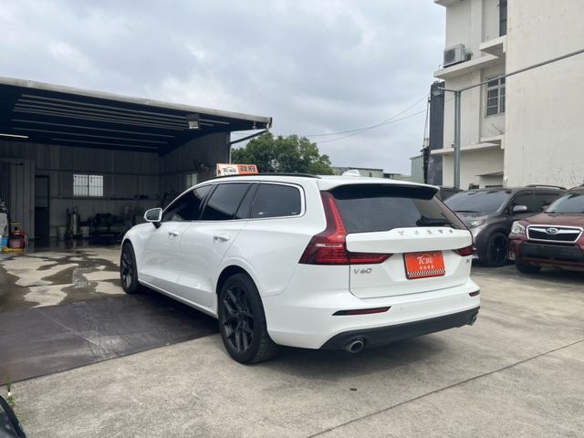 2022 VOLVO V60 B4 Momentum  第2張相片
