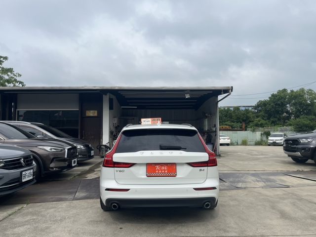 2022 VOLVO V60 B4 Momentum  第3張相片