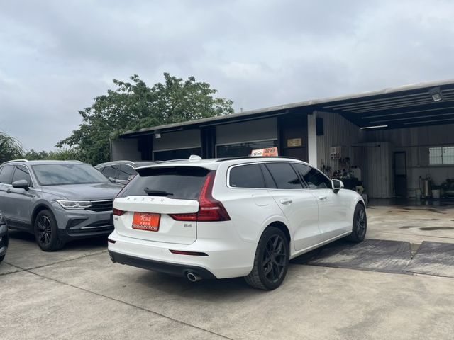2022 VOLVO V60 B4 Momentum  第4張相片