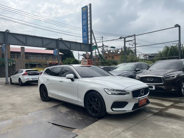 2022 VOLVO V60 B4 Momentum  第5張相片