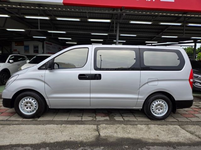 原鈑件 里程保證 柴油渦輪9人座 雙滑軌商務美車 認證車 可載客可錄影大空間!!  第5張相片