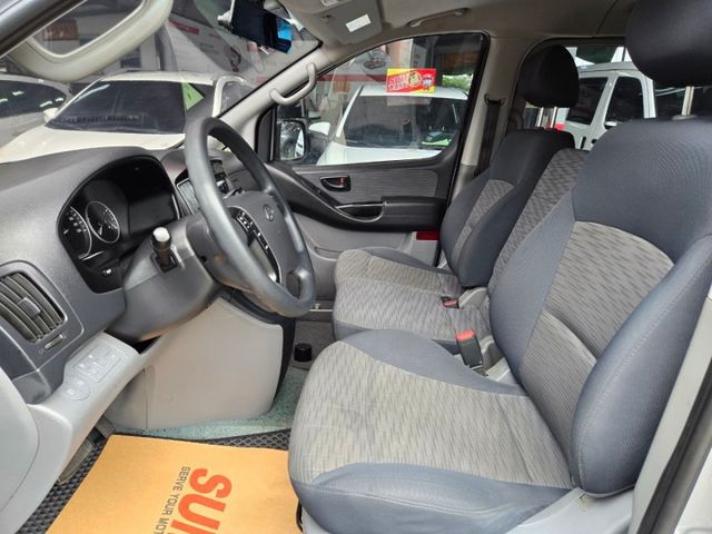 原鈑件 里程保證 柴油渦輪9人座 雙滑軌商務美車 認證車 可載客可錄影大空間!!  第7張相片
