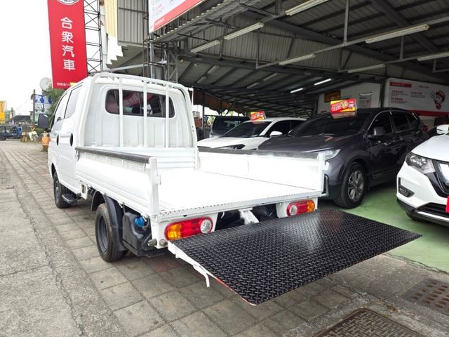 原鈑件 里程保證 柴油自排 雙廂6人座 原廠保固中 認證美車 升降尾門 防滑系統  第4張相片