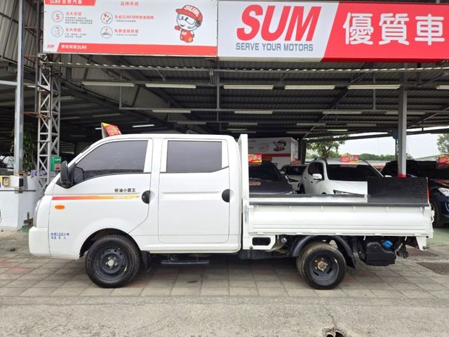 原鈑件 里程保證 柴油自排 雙廂6人座 原廠保固中 認證美車 升降尾門 防滑系統  第5張相片