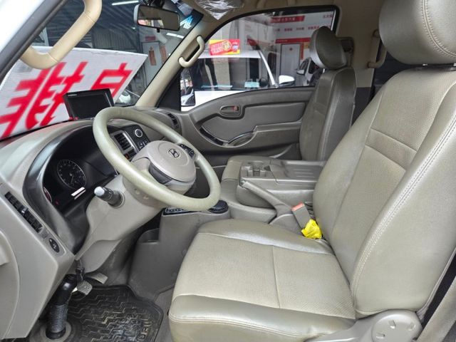 原鈑件 里程保證 柴油自排 雙廂6人座 原廠保固中 認證美車 升降尾門 防滑系統  第6張相片