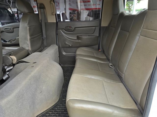 原鈑件 里程保證 柴油自排 雙廂6人座 原廠保固中 認證美車 升降尾門 防滑系統  第7張相片