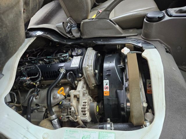 原鈑件 里程保證 柴油自排 雙廂6人座 原廠保固中 認證美車 升降尾門 防滑系統  第13張相片