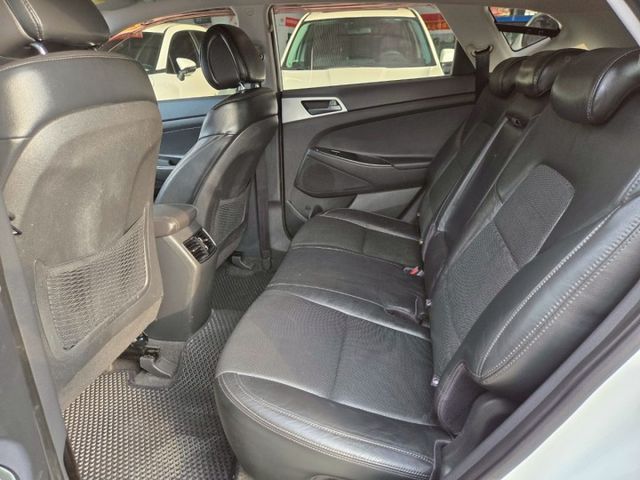 原鈑件 里程保證 原廠保養車 認證美車 柴油頂配4WD 免鑰 全景天窗 電尾門 胎壓 防滑  第7張相片