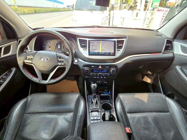 原鈑件 里程保證 原廠保養車 認證美車 柴油頂配4WD 免鑰 全景天窗 電尾門 胎壓 防滑  第8張相片