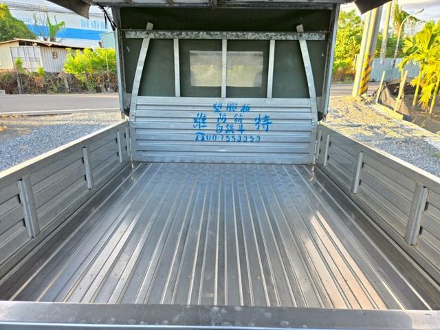 原鈑件 里程保證一年只開一千公里 原廠保養車 白鐵斗小貨車 前車主老人家田裡開~換你來開~  第11張相片