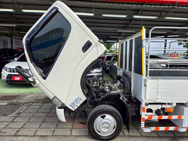 原鈑件 里程保證 原廠保固中 認證美車 柴油自排3.5頓 防滑 ABS 車輛穩定 升降尾門  第8張相片
