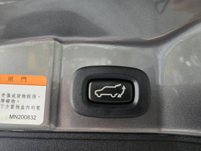 原鈑件 里程保證  認證車可啟動2年5萬公里保固 盲點 電動尾門 免鑰 買就送全新8核安卓影音 !!  第17張相片