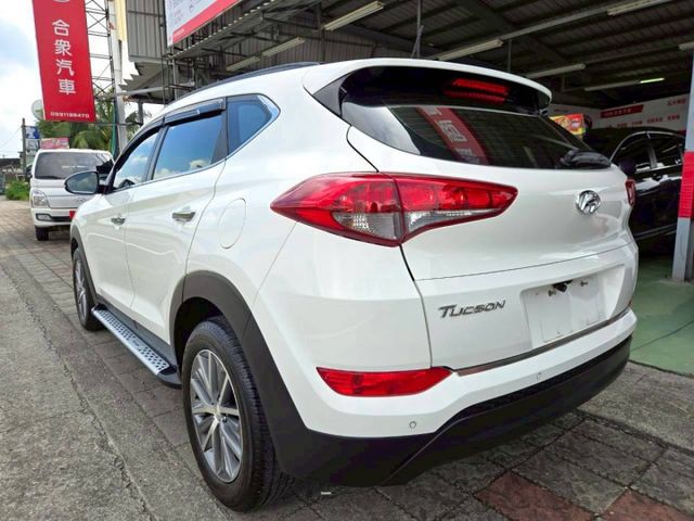 原鈑件 里程保證 全程原廠保養 旗艦頂配 LED頭燈 認證美車可啟動保固 加值配備:電尾門 車身踏板  第3張相片