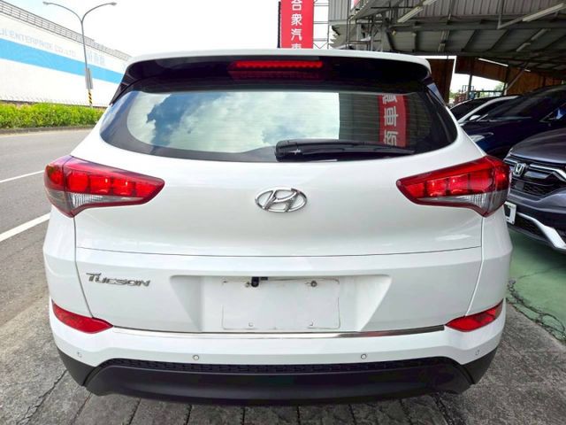 原鈑件 里程保證 全程原廠保養 旗艦頂配 LED頭燈 認證美車可啟動保固 加值配備:電尾門 車身踏板  第4張相片