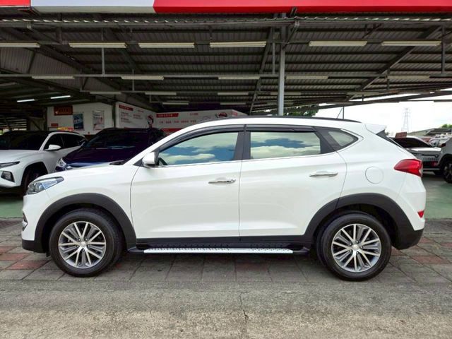 原鈑件 里程保證 全程原廠保養 旗艦頂配 LED頭燈 認證美車可啟動保固 加值配備:電尾門 車身踏板  第5張相片