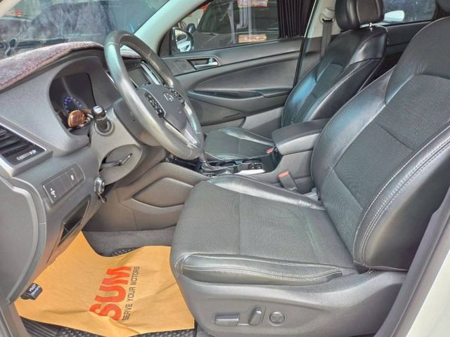 原鈑件 里程保證 全程原廠保養 旗艦頂配 LED頭燈 認證美車可啟動保固 加值配備:電尾門 車身踏板  第7張相片