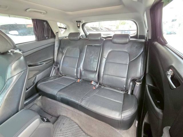 原鈑件 里程保證 全程原廠保養 旗艦頂配 LED頭燈 認證美車可啟動保固 加值配備:電尾門 車身踏板  第8張相片