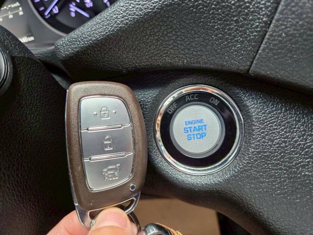 原鈑件 里程保證 全程原廠保養 旗艦頂配 LED頭燈 認證美車可啟動保固 加值配備:電尾門 車身踏板  第17張相片