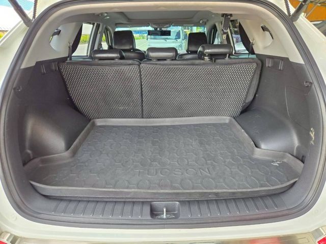 原鈑件 里程保證 全程原廠保養 旗艦頂配 LED頭燈 認證美車可啟動保固 加值配備:電尾門 車身踏板  第19張相片