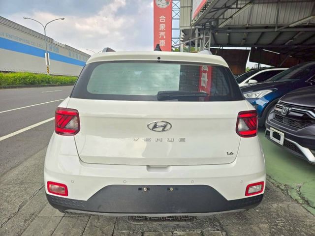 原鈑件 里程保證 都會小休旅 GLB版 認證美車可啟動保固 免鑰 胎壓 防滑 定速 車道偏離警示系統  第3張相片