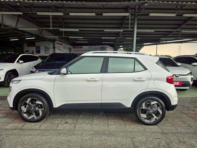 原鈑件 里程保證 都會小休旅 GLB版 認證美車可啟動保固 免鑰 胎壓 防滑 定速 車道偏離警示系統  第5張相片