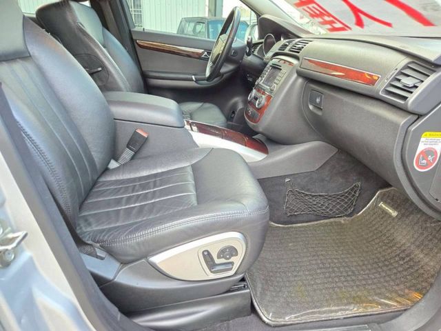 原鈑件 里程保證  無痛升及級 6人座 便宜又好用~豪華休旅車  配備滿滿~  第9張相片