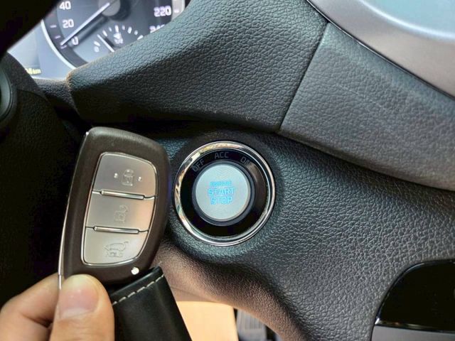 原鈑件 里程保證 認證美車 原廠保養車 4WD 上山下海安全第一 省油省稅 一台搞定!!  第16張相片