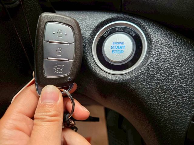 原鈑件 里程保證 原廠保養車 汽油旗艦版 全景天窗 環景 ACC 盲點 車道偏離警示 與安全一路隨行~  第17張相片