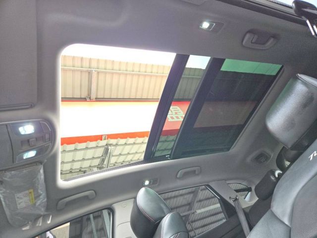 原鈑件 里程保證 原廠保養車 汽油旗艦版 全景天窗 環景 ACC 盲點 車道偏離警示 與安全一路隨行~  第18張相片