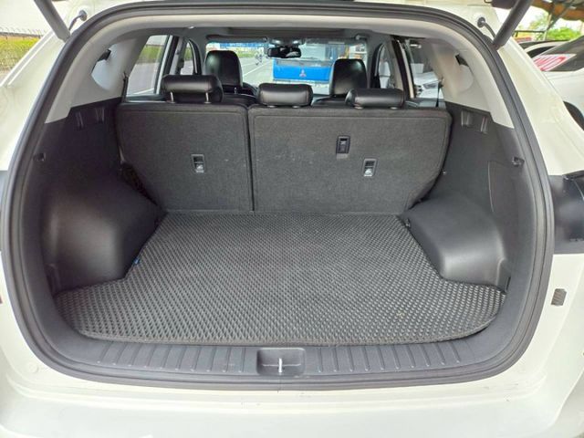 原鈑件 里程保證 原廠保養車 汽油旗艦版 全景天窗 環景 ACC 盲點 車道偏離警示 與安全一路隨行~  第19張相片