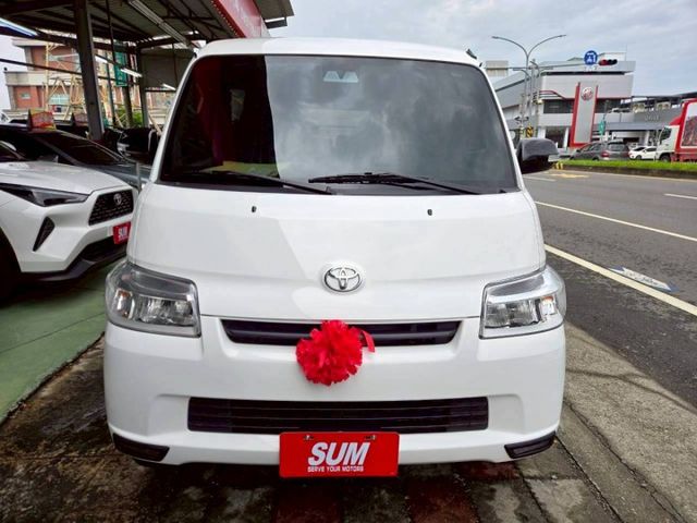 原鈑件 里程保證只跑3千多 認證美車 原廠保固中入手安心 盲點 近新車等級價格更便宜!!  第2張相片