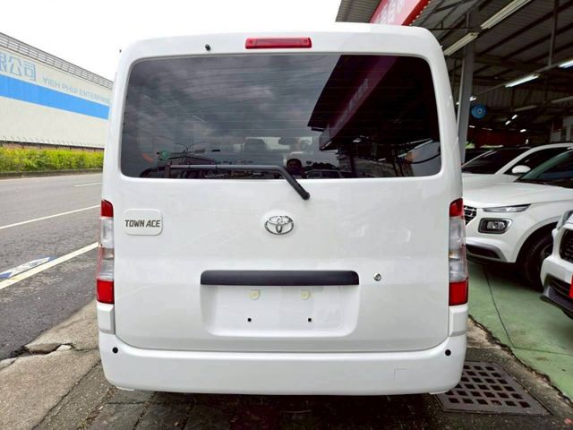 原鈑件 里程保證只跑3千多 認證美車 原廠保固中入手安心 盲點 近新車等級價格更便宜!!  第3張相片