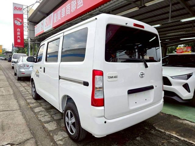 原鈑件 里程保證只跑3千多 認證美車 原廠保固中入手安心 盲點 近新車等級價格更便宜!!  第4張相片