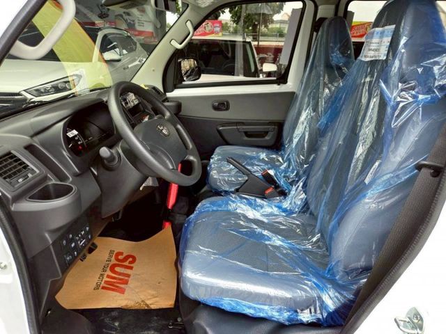 原鈑件 里程保證只跑3千多 認證美車 原廠保固中入手安心 盲點 近新車等級價格更便宜!!  第6張相片