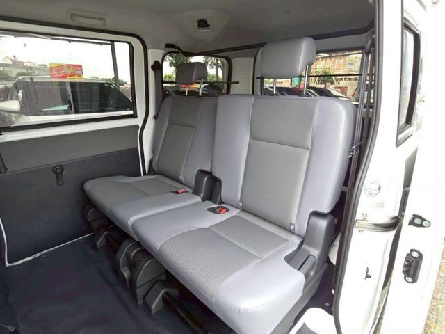 原鈑件 里程保證只跑3千多 認證美車 原廠保固中入手安心 盲點 近新車等級價格更便宜!!  第8張相片