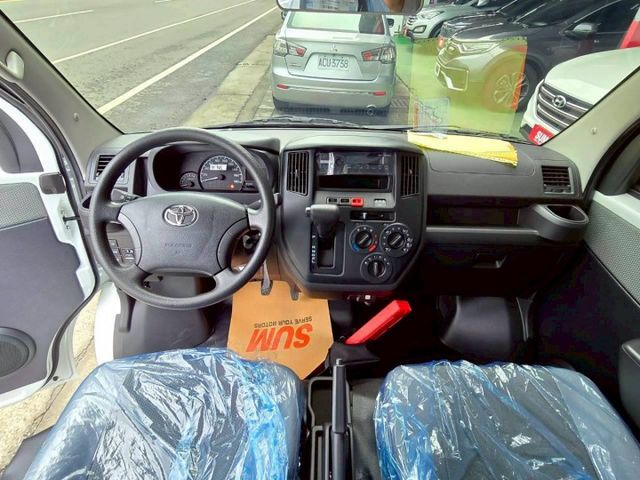 原鈑件 里程保證只跑3千多 認證美車 原廠保固中入手安心 盲點 近新車等級價格更便宜!!  第9張相片