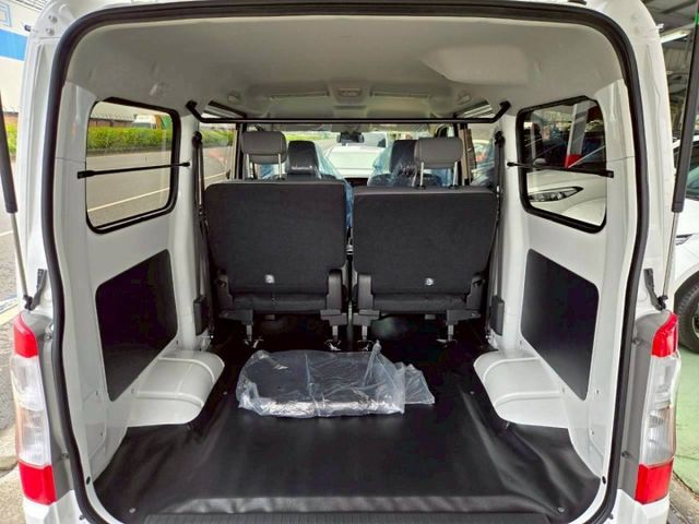 原鈑件 里程保證只跑3千多 認證美車 原廠保固中入手安心 盲點 近新車等級價格更便宜!!  第10張相片