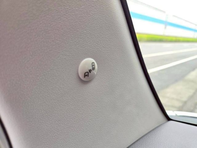 原鈑件 里程保證只跑3千多 認證美車 原廠保固中入手安心 盲點 近新車等級價格更便宜!!  第12張相片