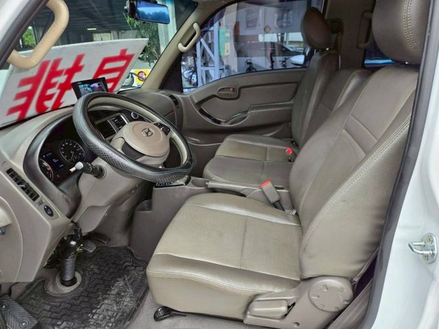 原鈑件 里程保證 認證美車 柴油自排6人座 一手車 載人載貨一台搞定!!   可分期  !!  第6張相片