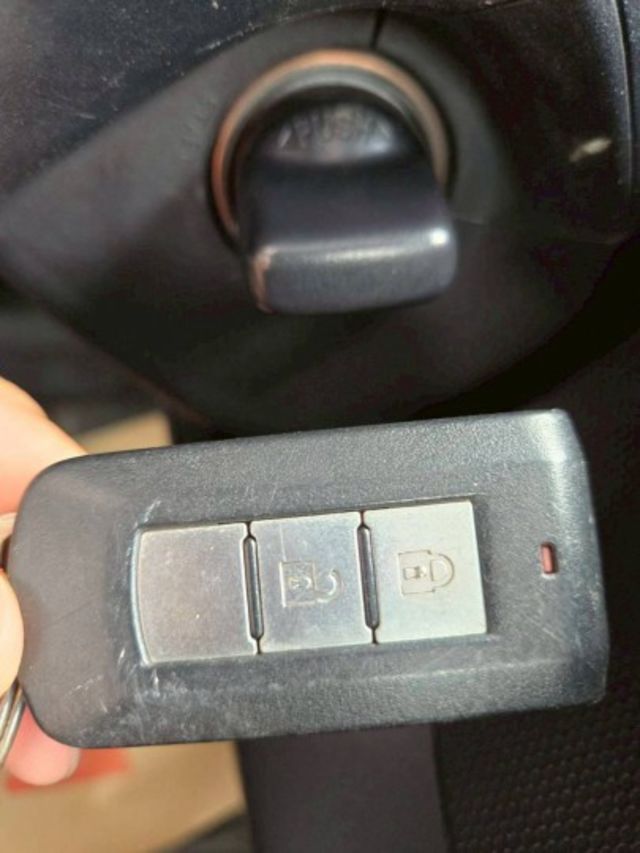 原鈑件 里程保證 一台機車價格買回家~ 4WD上山下海一台搞定 冷氣涼 引擎順!!  第13張相片