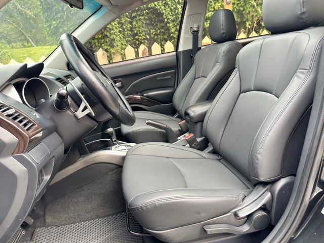 2011年 OUTLANDER 2.4 全新整車烤漆 優質休旅車推薦  第10張相片