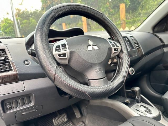 2011年 OUTLANDER 2.4 全新整車烤漆 優質休旅車推薦  第11張相片